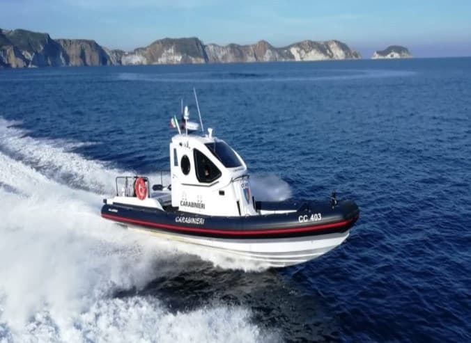 Rete incagliata in mare, pericolo per la navicazione