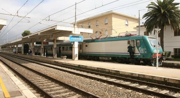 TRENO ROMA- NAPOLI PRENDE FUOCO, FERMATO A FORMIA