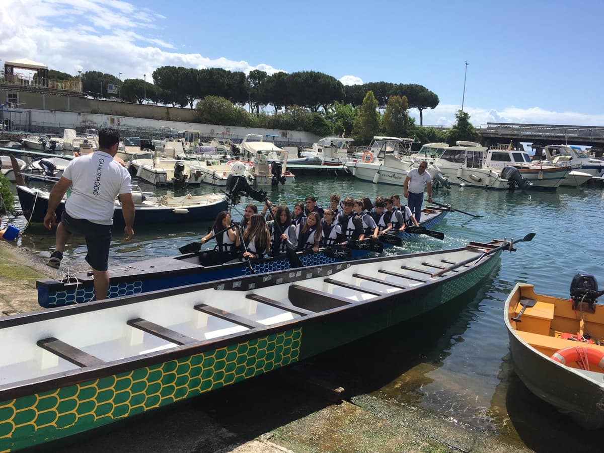 "Mare senza Barriere" i ragazzi delle scuole secondarie solcano il mare di Formia in canoa