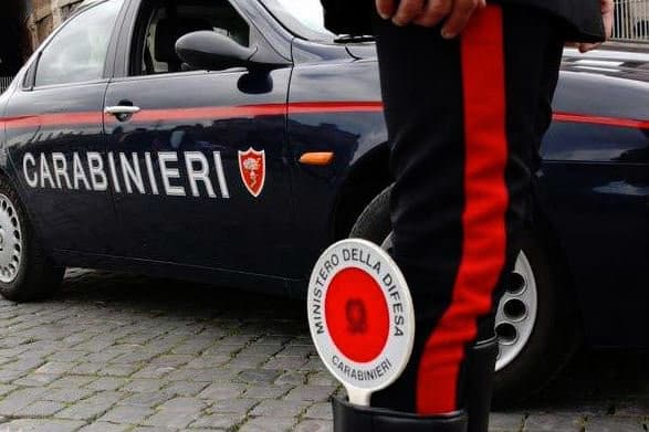 SCAURI DI MINTURNO - SI AGGIRAVA CON UN COLTELLO DAVANTI AD UN NEGOZIO