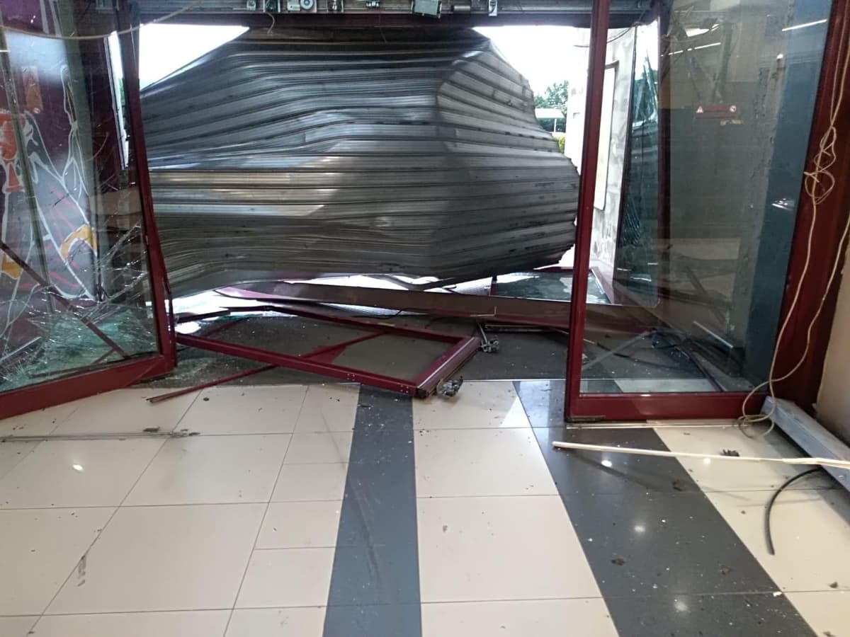 SUV come ariete e blitz di due minuti, ladri in azione al Centro commerciale