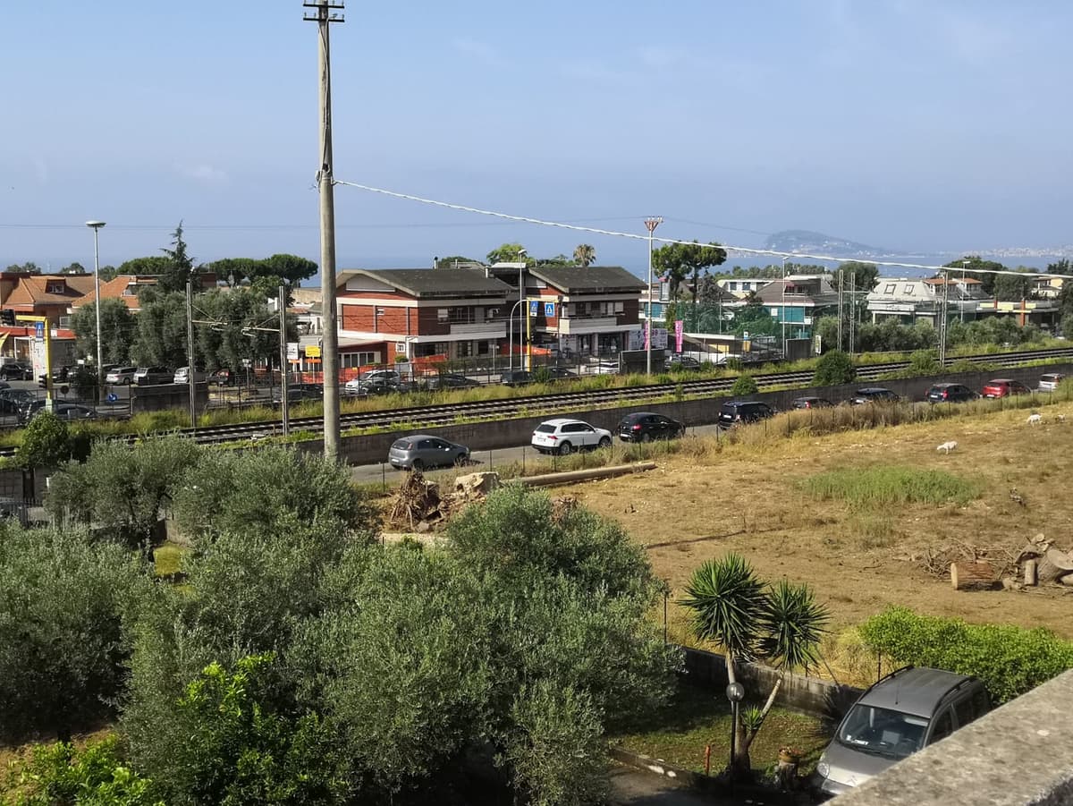Torna il traffico e la paura di restare bloccati in casa per i residenti di Via Sparanise