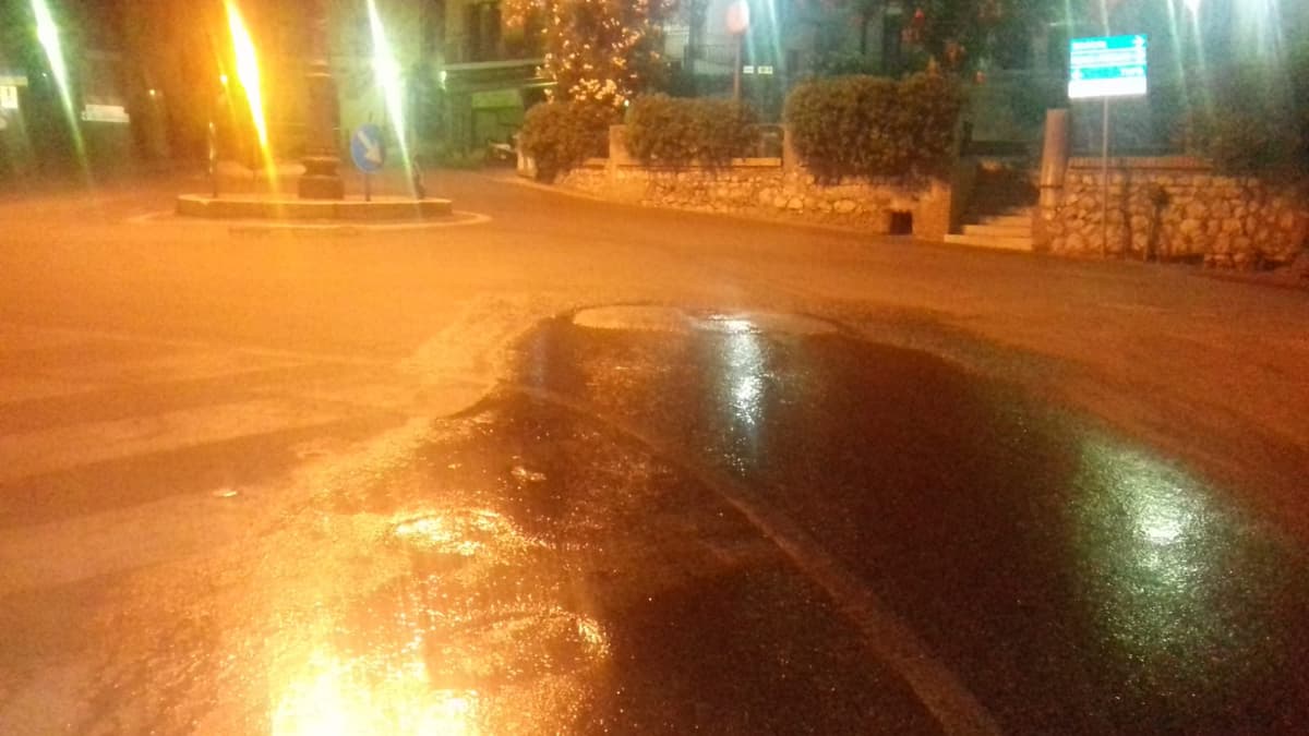 Perdita d'acqua in Viale degli Eroi a Minturno