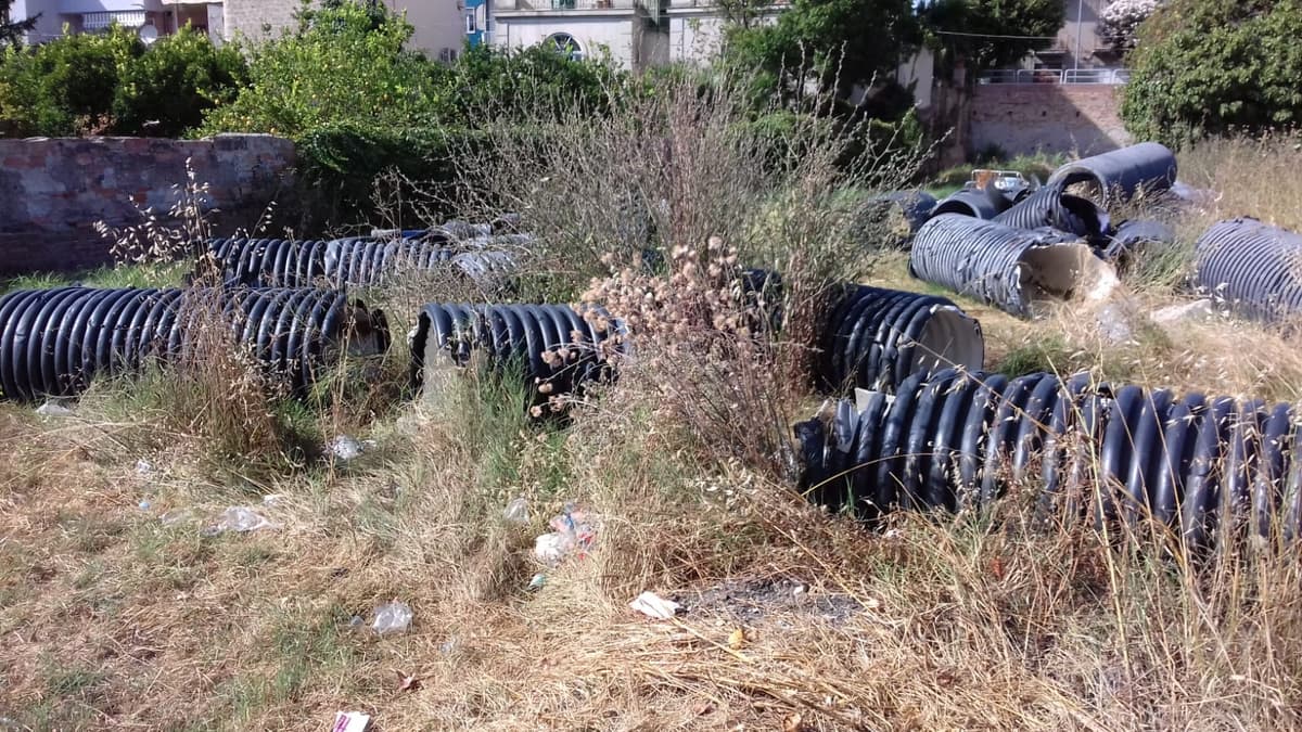 Discarica a cielo aperto a Scauri, l'area prima occupata dai camper ora dai rifiuti