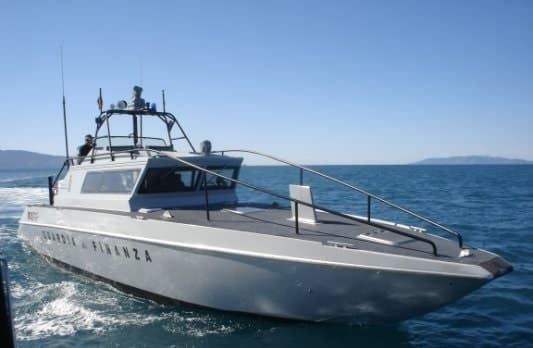 CATAMARANO ALLA DERIVA: EQUIPAGGIO SALVATO DALLA GUARDIA DI FINANZA