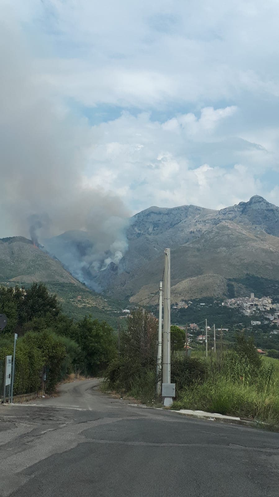 Le montagne di Formia continuano a bruciare