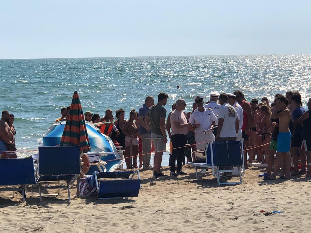 Scauri: muore in mare 18enne