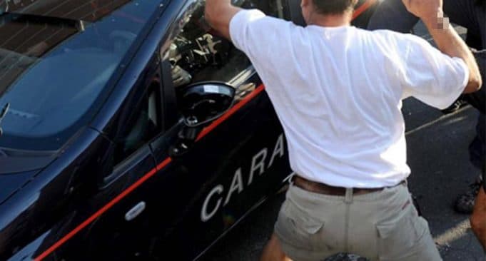 GAETA, UBRIACO IN CASERMA AGGREDISCE I CARABINIERI, ARRESTATO