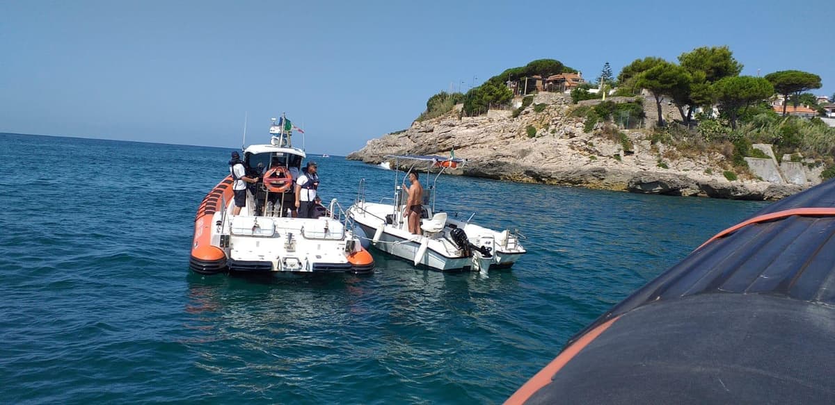 Mare mosso, a Scauri e Sant'Agostino salvati dei bagnanti