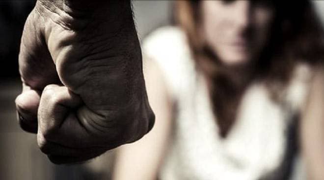 Non rispetta il divieto di avvicinamento alla ex, ristretto ai domiciliari