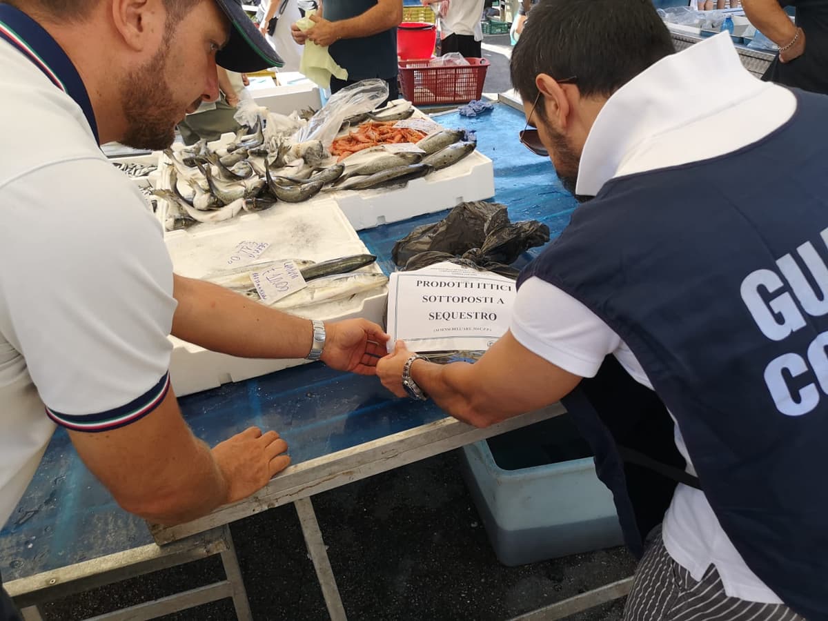PRODOTTI ITTICI PROPOSTI AI BAGNANTI, SEQUESTRATI DALLA GUARDIA COSTIERA