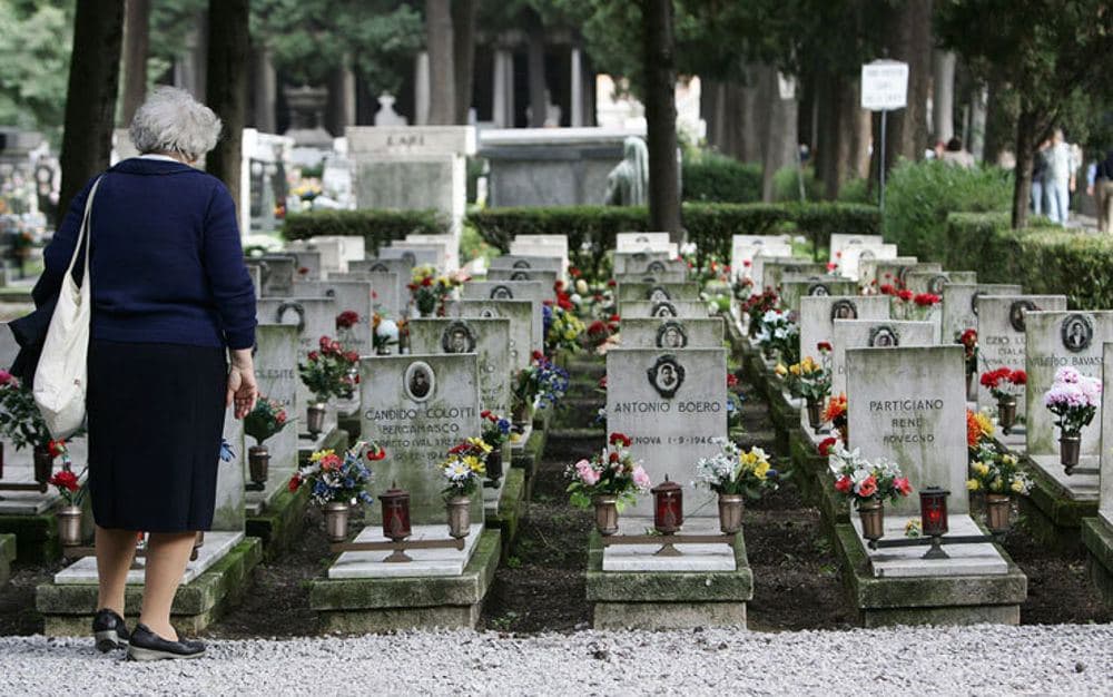 Due addetti al cimitero si rifiutano di seppellire il feretro di un defunto, avevano finito il loro turno di lavoro