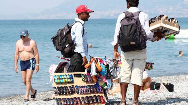 Occhiali griffati contraffatti, denunciato 36enne