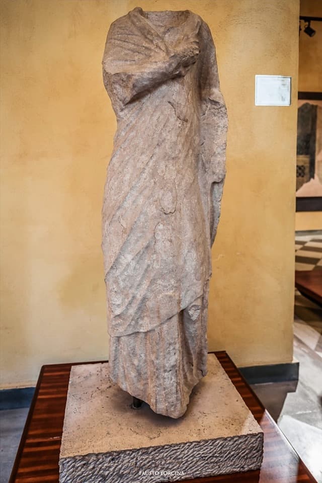 LA STATUA TROVATA SULLA COLLINA DI ACERVARA A FORMIA