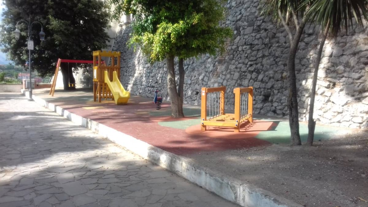Cadono le pigne: chiusa per due mesi villa comunale a Minturno