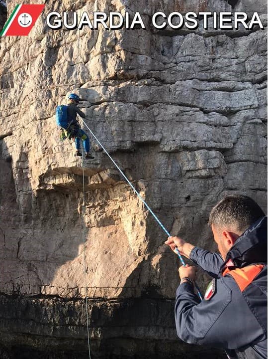 GAETA - BLOCCATI SULLA PARETE DELLA GROTTA DEL TURCO
