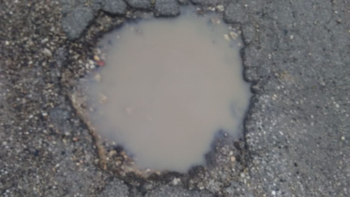 Minturno, Moccia (FdI): "Assurda la situazione delle buche in Via Peccenone"