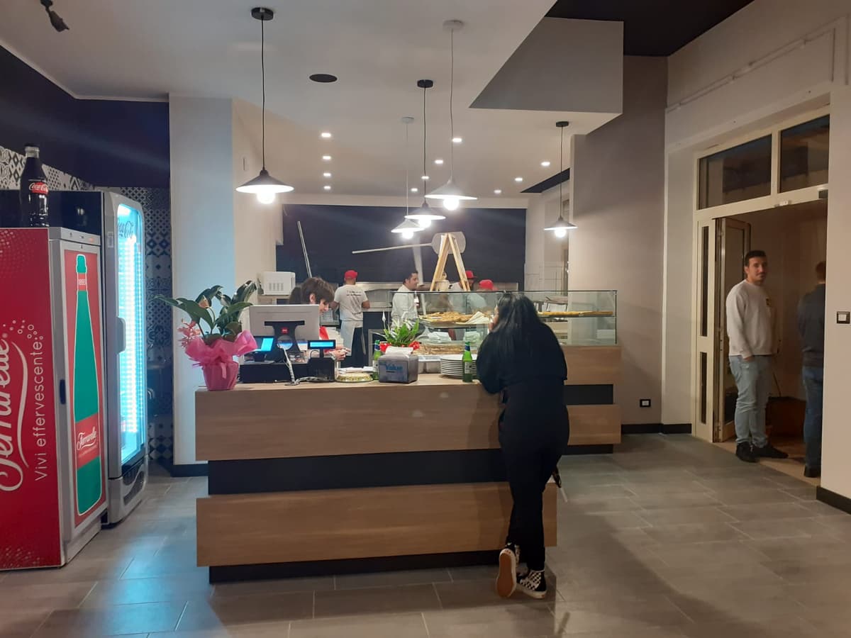 Scauri, dopo il restyling riapre la pizzeria "New Metrò"