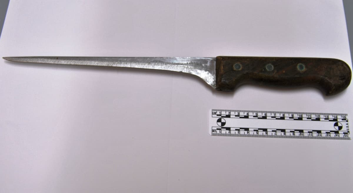 GAETA - Passeggiava con un coltello della lunghezza complessiva di cm 32