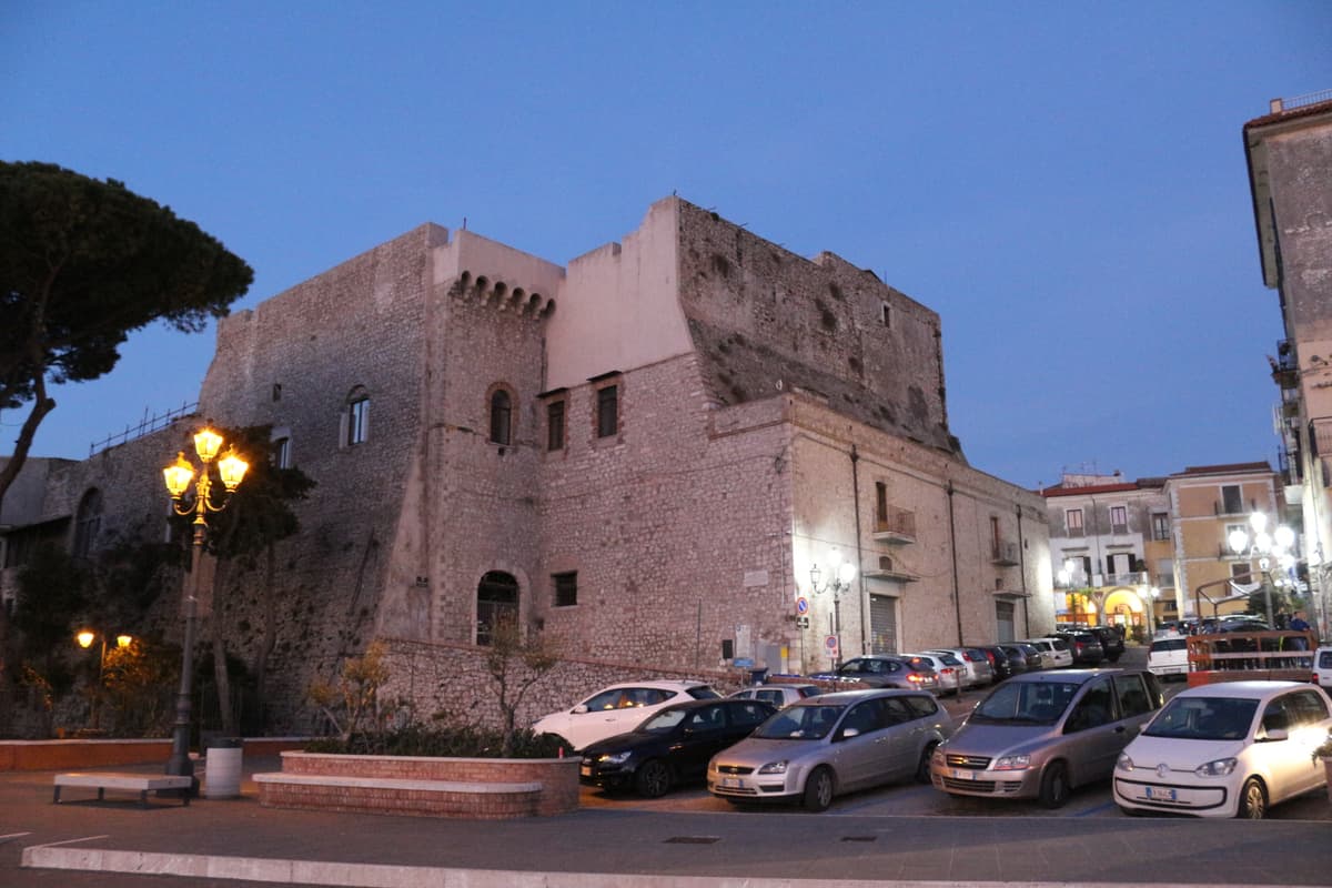 Vivi Minturno Scauri presenta “ViviAmo il borgo”: un ciclo di tour notturni nel centro storico di Minturno