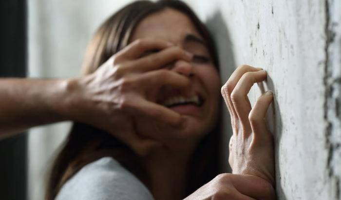 GAETA - Picchia ripetutamente una 31enne e gli danneggia la vettura