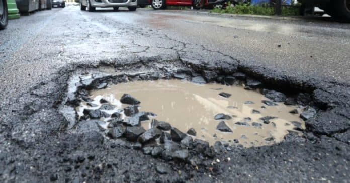 Minturno - Segnalate da mesi dai residenti enormi buche in Via Fontana Perelli e Via per Castelforte