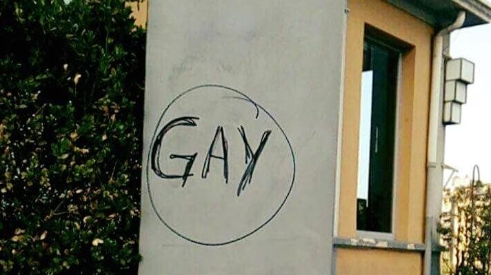 FORMIA: SCRITTE ED INSULTI A SFONDO OMOFOBO. INDIVIDUATI GLI AUTORI