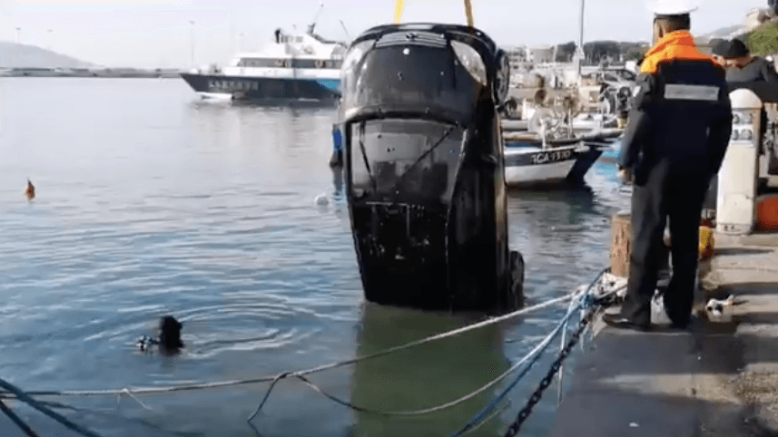 Formia, recuperata auto in mare presso il Molo Azzurra
