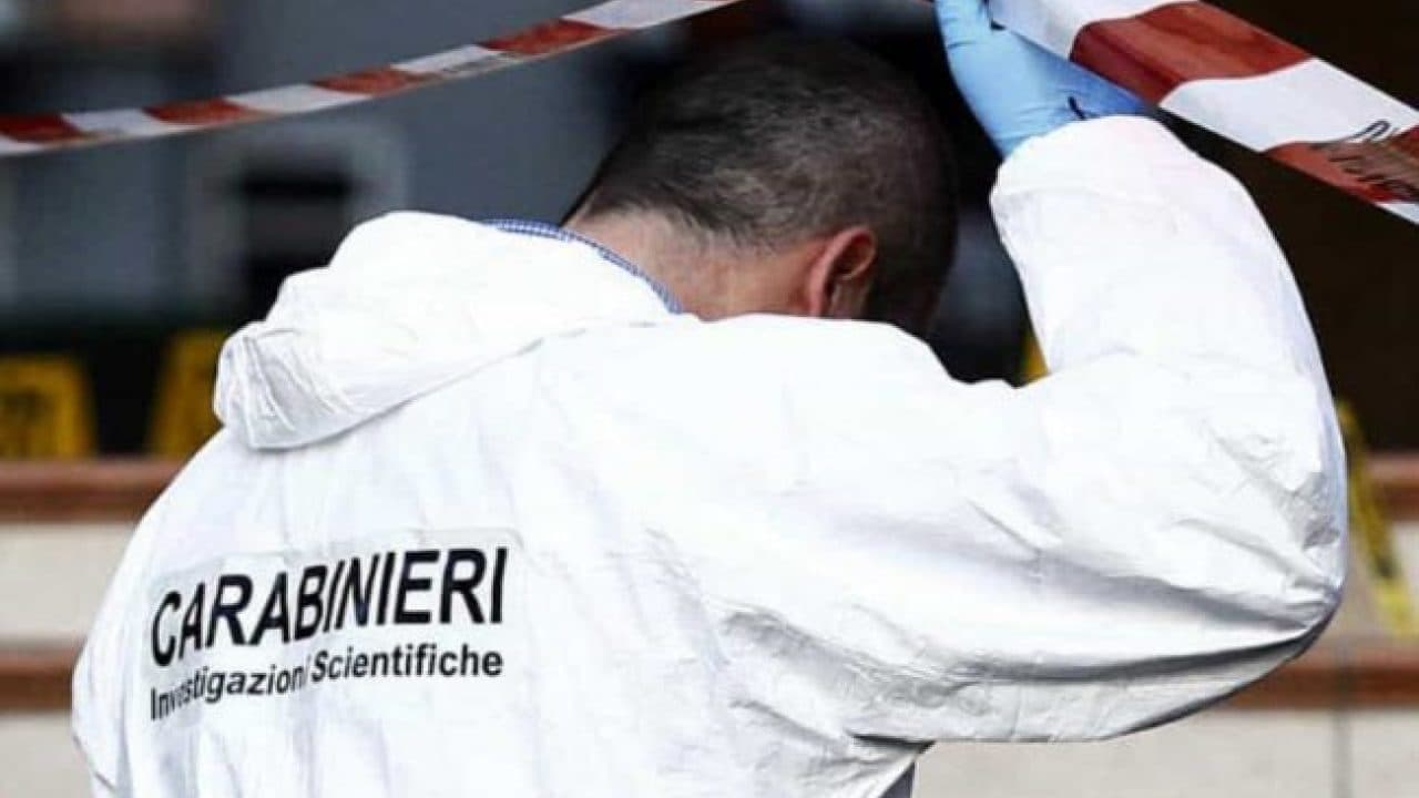 Formia - Piazza Mattei bloccata da Carabinieri: rinvenuti tre cadaveri in un appartamento