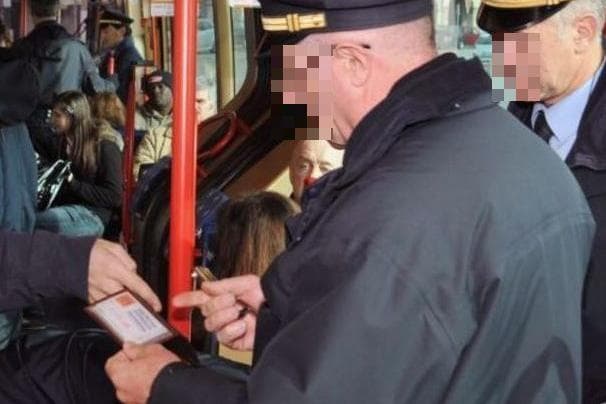SCAURI - Aggredisce il controllore sull'autobus
