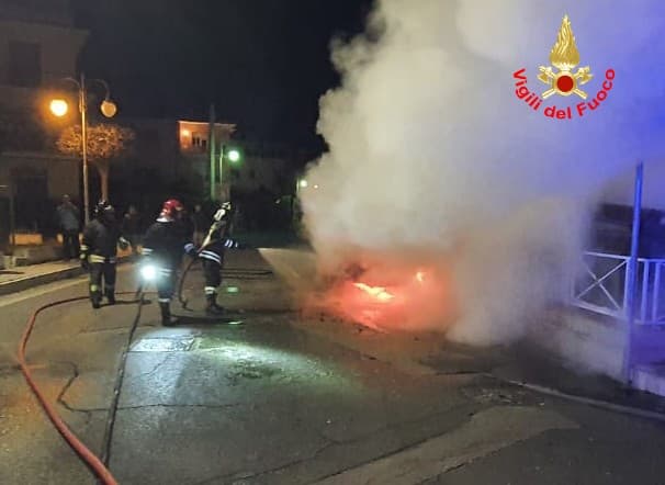 SCAURI - Auto in fiamme in via Bisegna