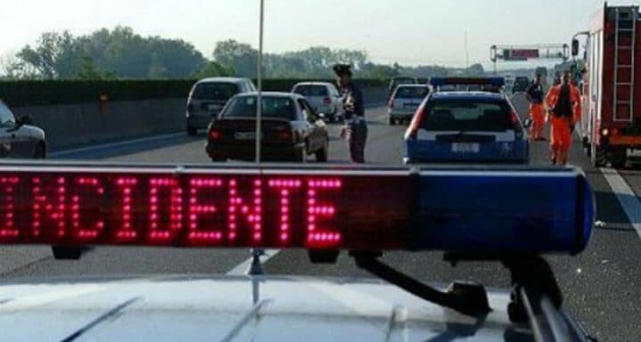 Giovane formiano, cade da un furgone e muore investito da un Tir