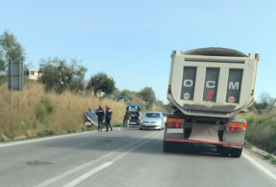Formia, sbanda e finisce fuori strada