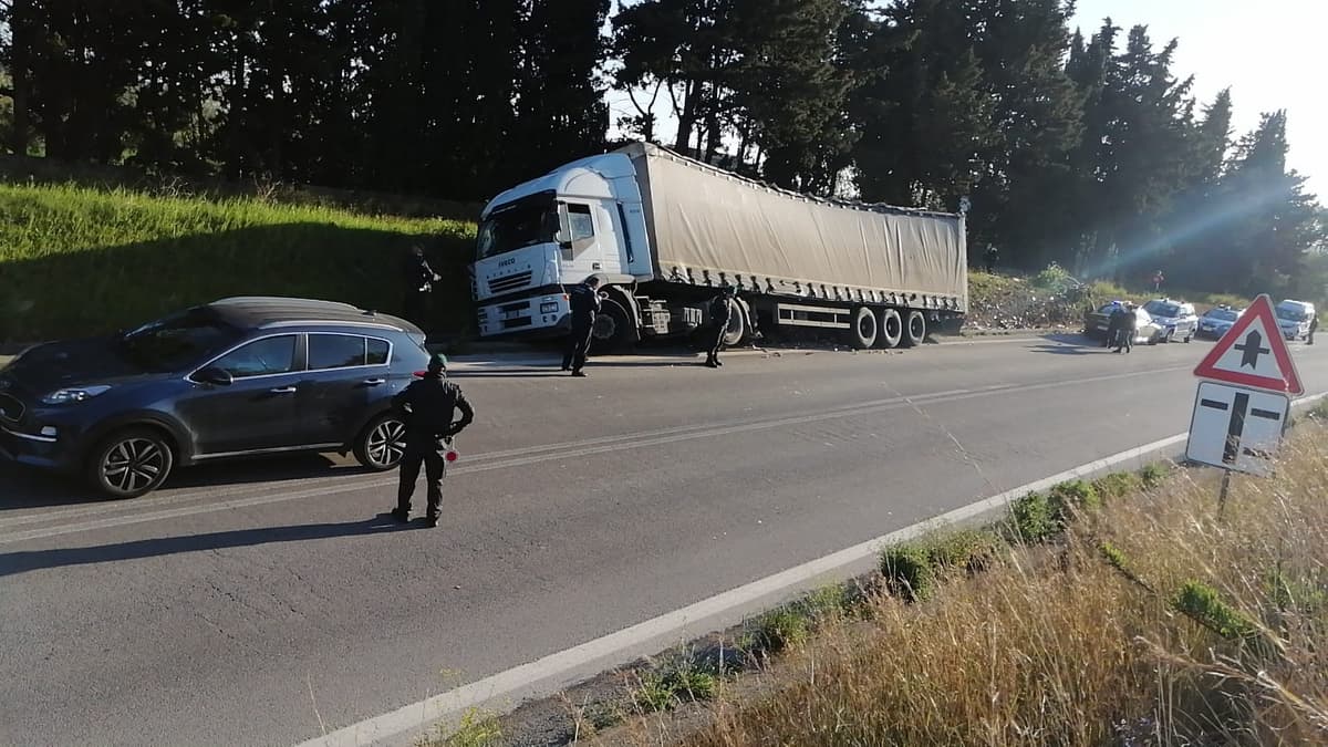 FORMIA - Tir fuori strada sulla superstrada all'altezza di Via Pietra Erta - FOTO e VIDEO