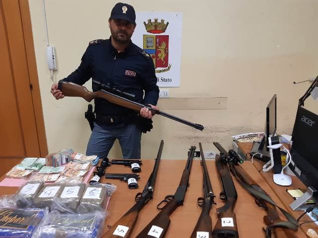 VIDEO - Ingente sequestro di droga, armi e 60.000 Euro in contanti