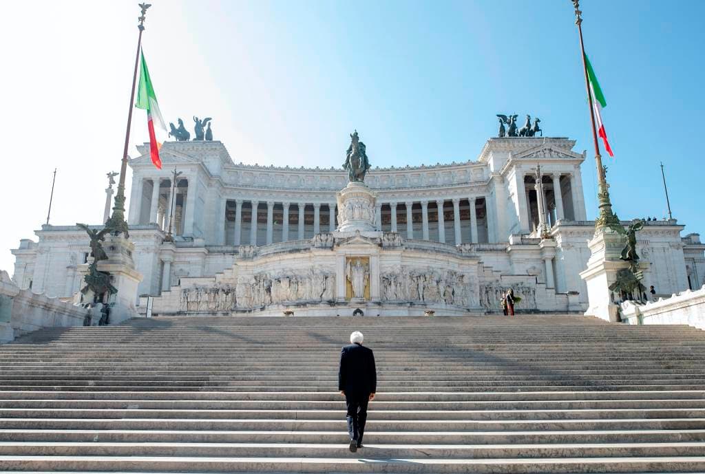 COVID-19: IL CAPO DELLO STATO DA SOLO ALL’ALTARE DELLA PATRIA