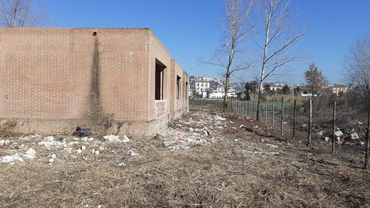Minturno Libera sulla scuola dell'infanzia in costruzione a Marina di Minturno: è ancora un rudere