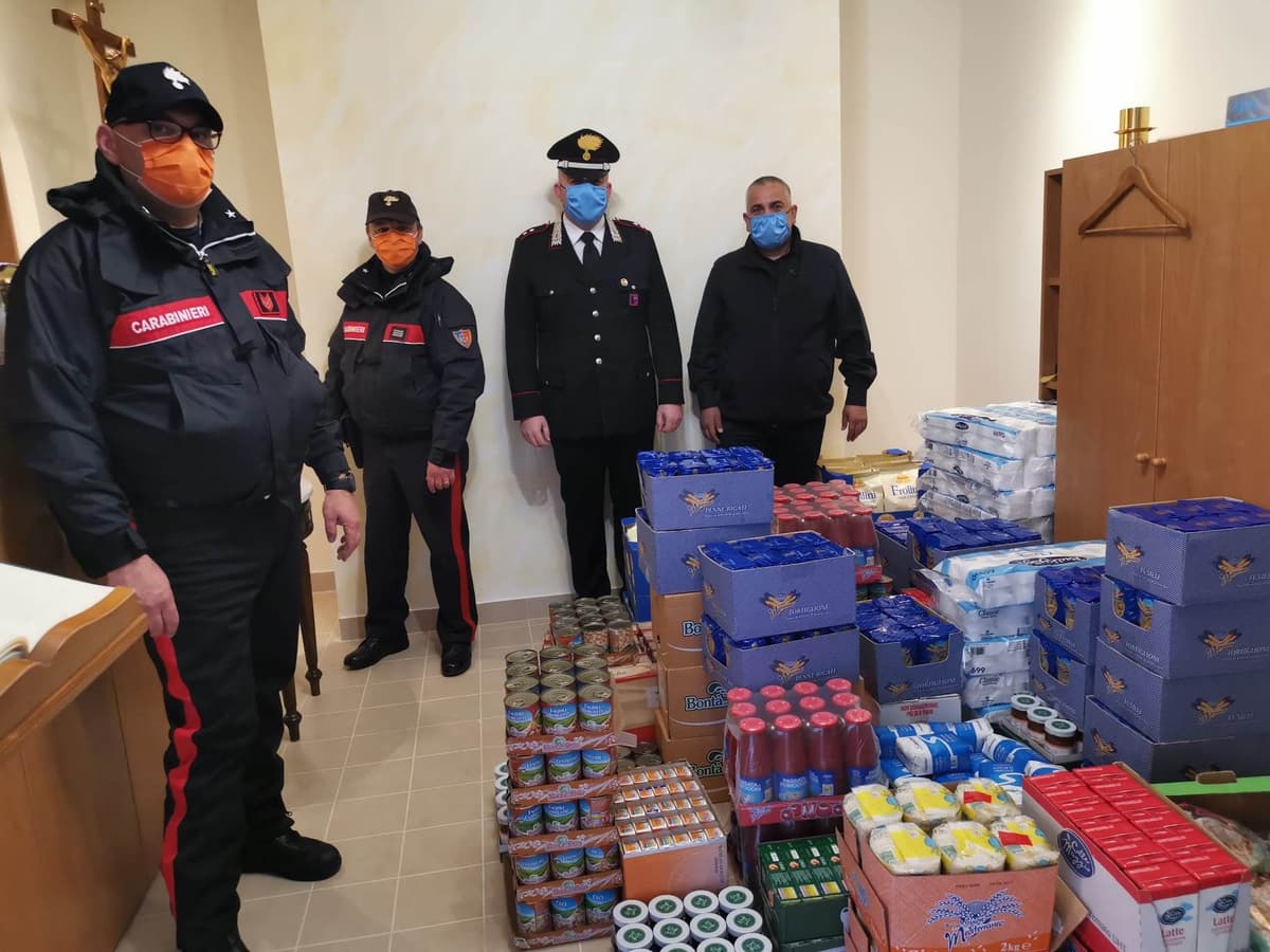 GAETA - Donazione di generi alimentari a Don Giuseppe Di Mario