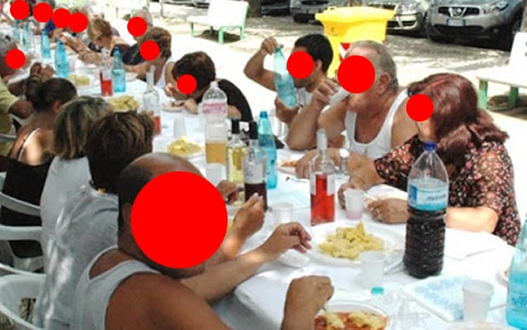 CORONAVIRUS - Organizzano cena nel portico condominiale