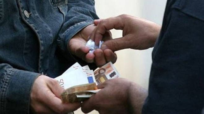 FONDI - Sorpreso a vendere cocaina