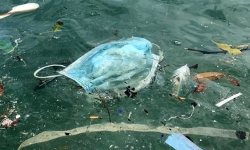 Abbandono in strada di guanti e mascherine chirurgiche usate: l’inciviltà ai tempi del coronavirus