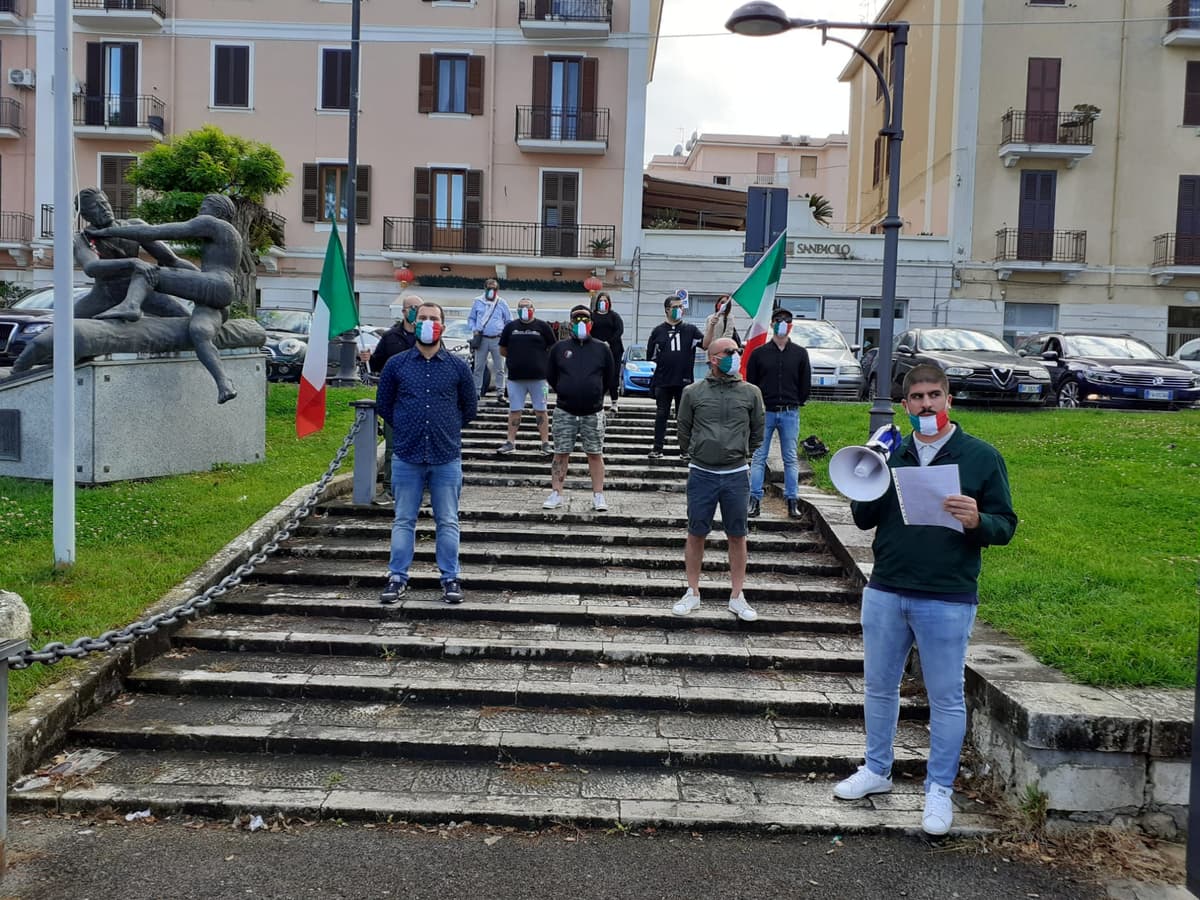 A GAETA SONO SCESE IN CAMPO LE MASCHERINE TRICOLORI