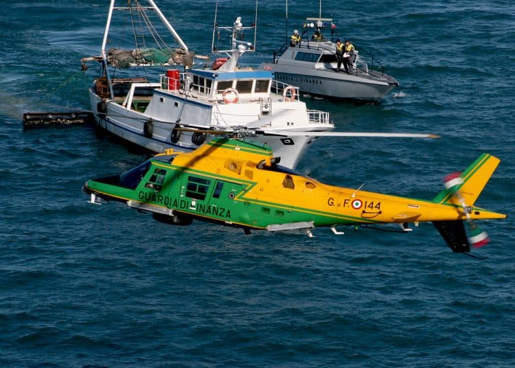 FONDI: LA GUARDIA DI FINANZA BONIFICA IL LAGO