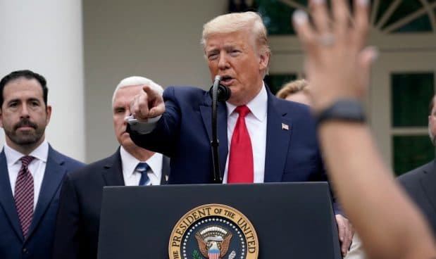 IL COVID-19 NEGLI USA TRA 64.700 MORTI, LE SCELTE DI TRUMP E I FURGONI DELLA MORTE