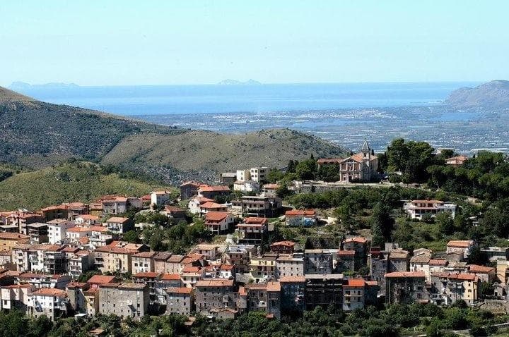 LENOLA: LA PAURA DEL COVID-19, MORTA UN'ANZIANA, IL SINDACO INVITA A STARE A CASA