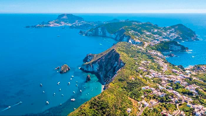 Tra paura e speranza la Riviera di Ulisse riparte