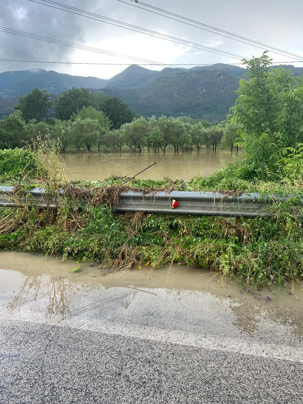 #VIDEO FORMIA-CASSINO: UNA SUPERSTRADA A RISCHIO, DUE ORE BLOCCATI DALL'ACQUA
