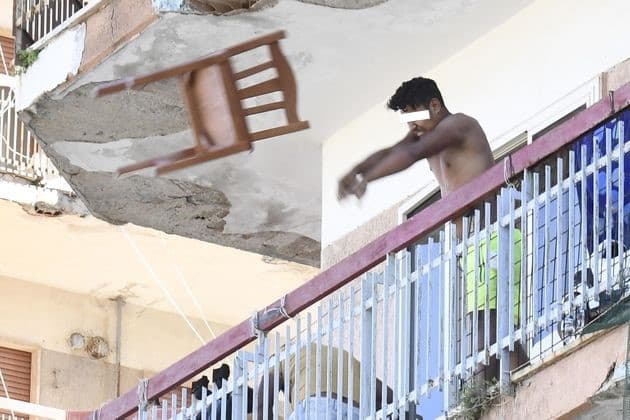 Scontri nella zona rossa a Mondragone, ferito un poliziotto