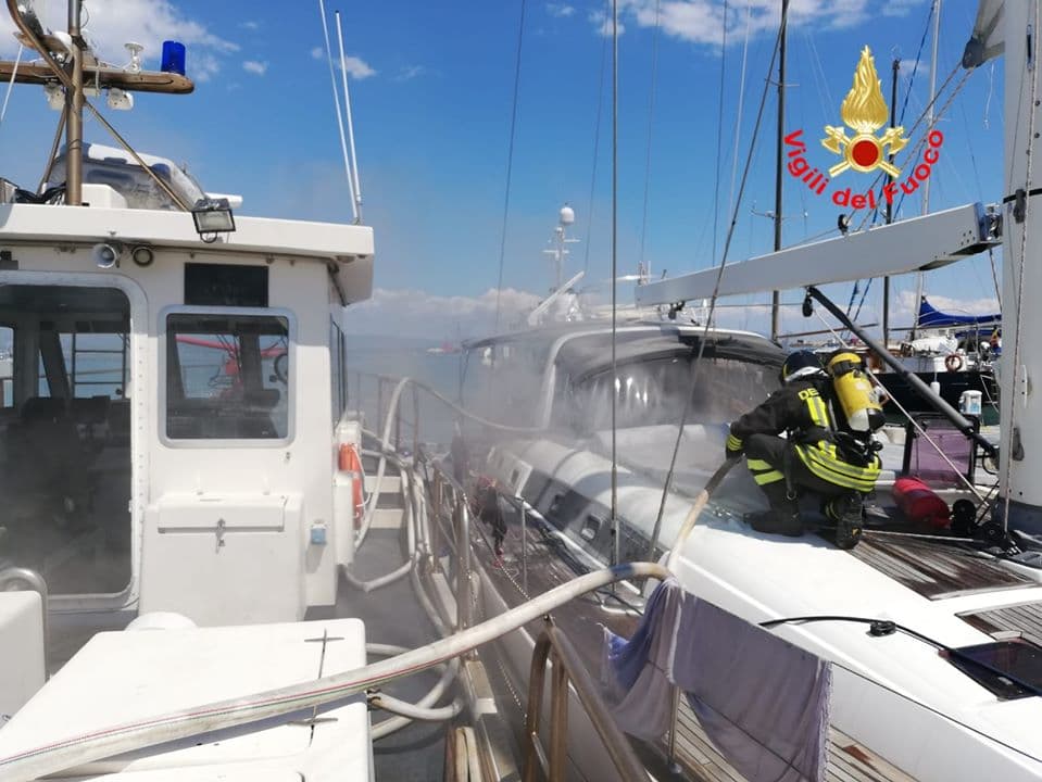 Yacht in fiamme a Gaeta, immediato intervento dei Vigili del Fuoco