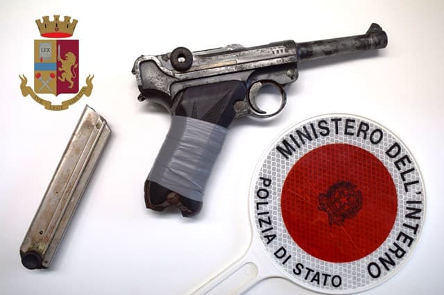 PLURIPREGIUDICATO NASCONDE NELL'ORTO DI CASA UNA PISTOLA TEDESCA DA GUERRA